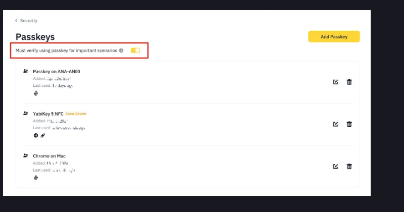 Tela de gerenciamento de passkeys da Binance com o interruptor "Must verify using passkey for important scenarios" destacado em vermelho no alto e, abaixo, três chaves cadastradas: uma passkey em um celular, uma YubiKey 5 NFC marcada como Cross Device e uma criada no Chrome em um Mac, cada uma com ícones de editar e excluir