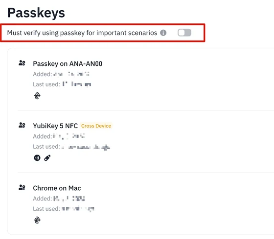 幣安網頁版通行密鑰管理頁面,標題 Passkeys 下方以紅框標示「Must verify using passkey for important scenarios」開關(目前為關閉狀態),下方列出三把已登錄的密鑰:手機上的 Passkey on ANA-AN00、標記 Cross Device 的 YubiKey 5 NFC,以及 Chrome on Mac,每把密鑰右側都有編輯與刪除圖示